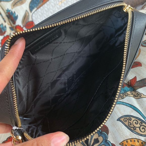 New MK large Jet Set Crossbody 🍁 - Picture 4 of 8